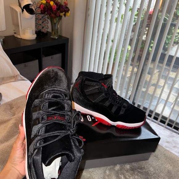 Wmns Air Jordan 11 Retro 'Bred Velvet' - Picture 3 of 4